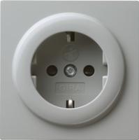 Gira 0453 42 Розетка SCHUKO 16 A 250 В~ 
с интегрированной повышенной защитой от прикосновения (shutter) и символом
