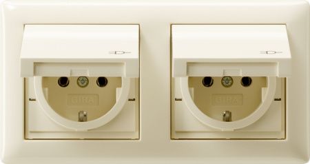 Gira 1158 01 Розетка SCHUKO 2-местн. 16 A 250 В ~ с откидной крышкой, в комплекте с набором уплотнителей IP44 
и установочную рамку Standard 55